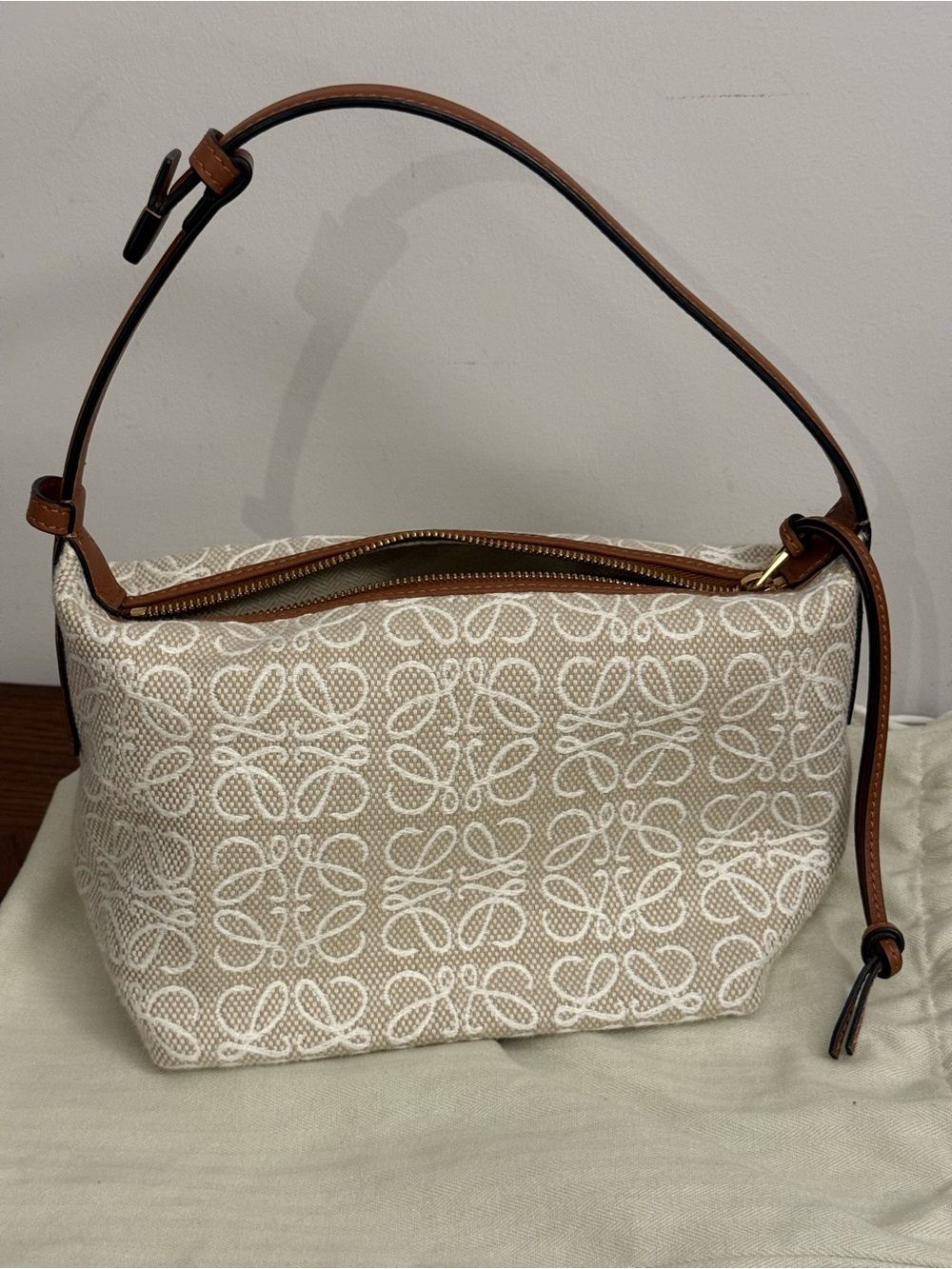 Loewe Cubi
Beige Canvas Shoulder Bag with Brown Leather Trim - Picture 5 of 5